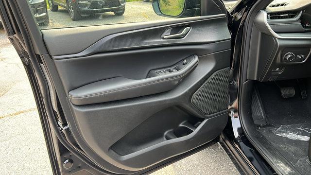 new 2025 Jeep Grand Cherokee car, priced at $45,999