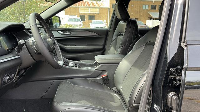 new 2025 Jeep Grand Cherokee car, priced at $45,595