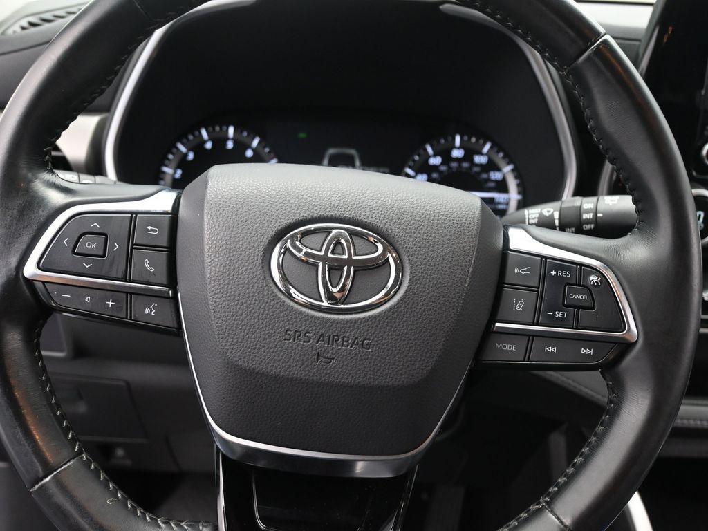 used 2021 Toyota Highlander car, priced at $29,462