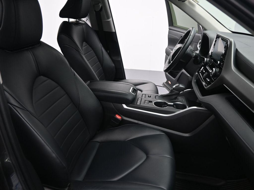 used 2022 Toyota Highlander car, priced at $36,221