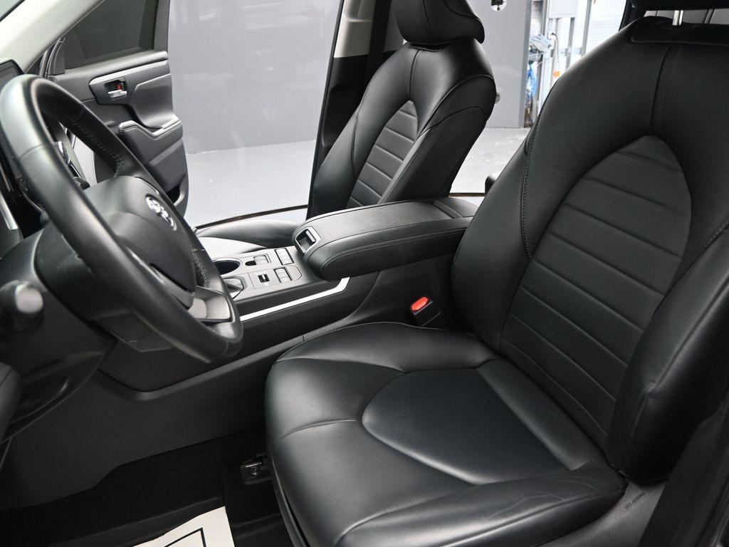 used 2022 Toyota Highlander car, priced at $36,221