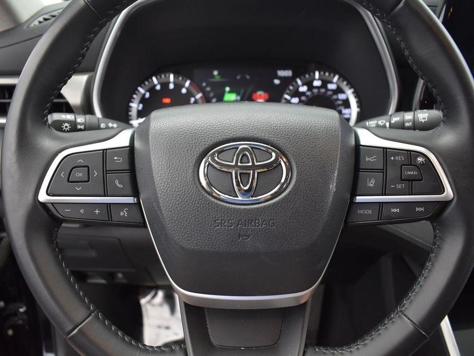 used 2023 Toyota Highlander car, priced at $38,579