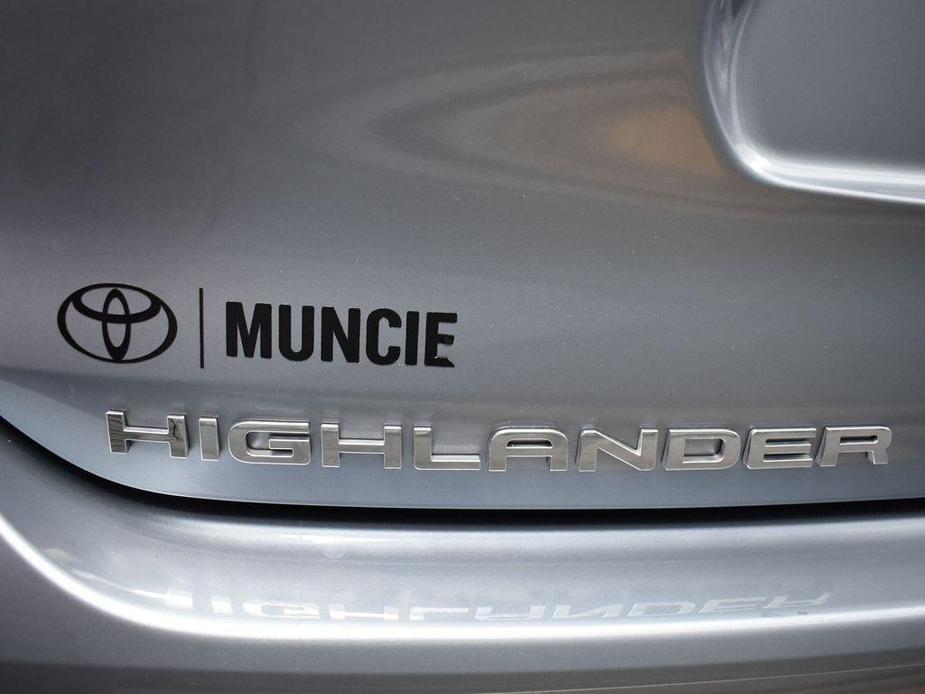 used 2022 Toyota Highlander car, priced at $32,402