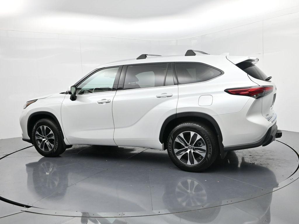 used 2022 Toyota Highlander car, priced at $33,907