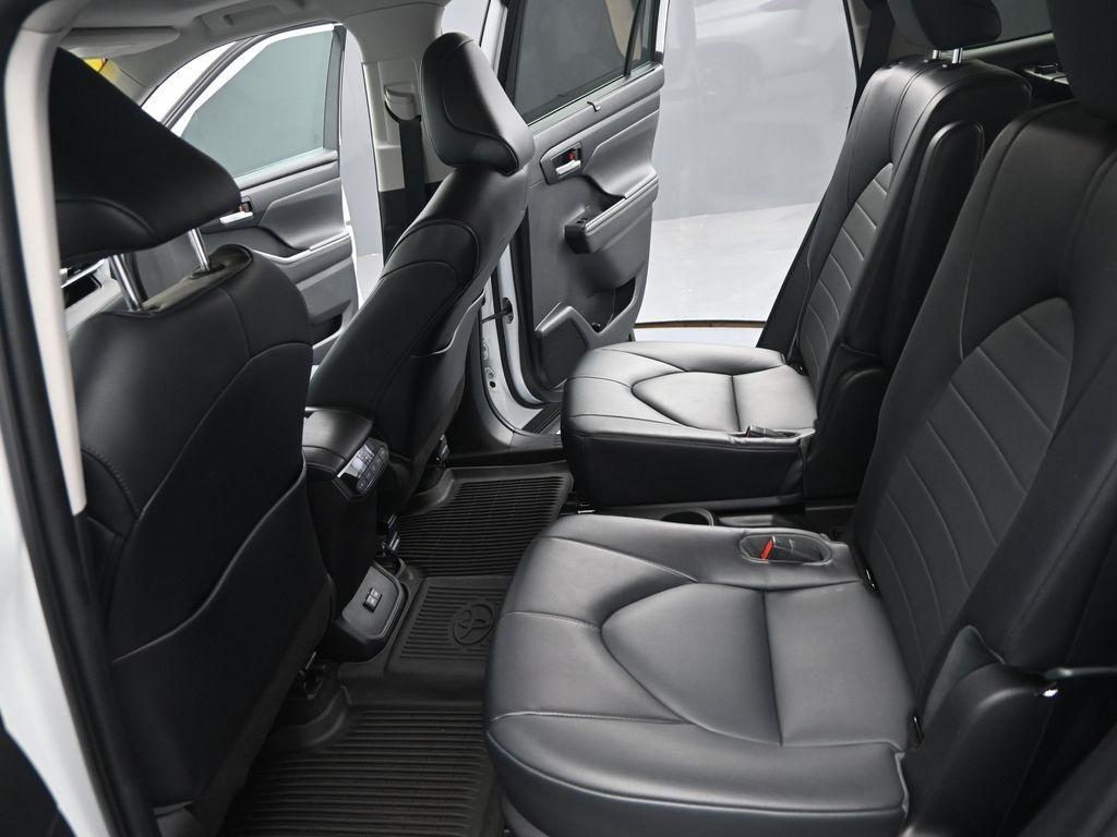 used 2022 Toyota Highlander car, priced at $33,907