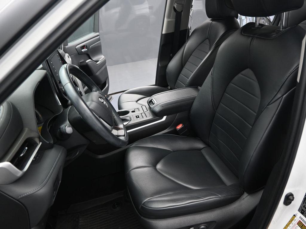 used 2022 Toyota Highlander car, priced at $33,907