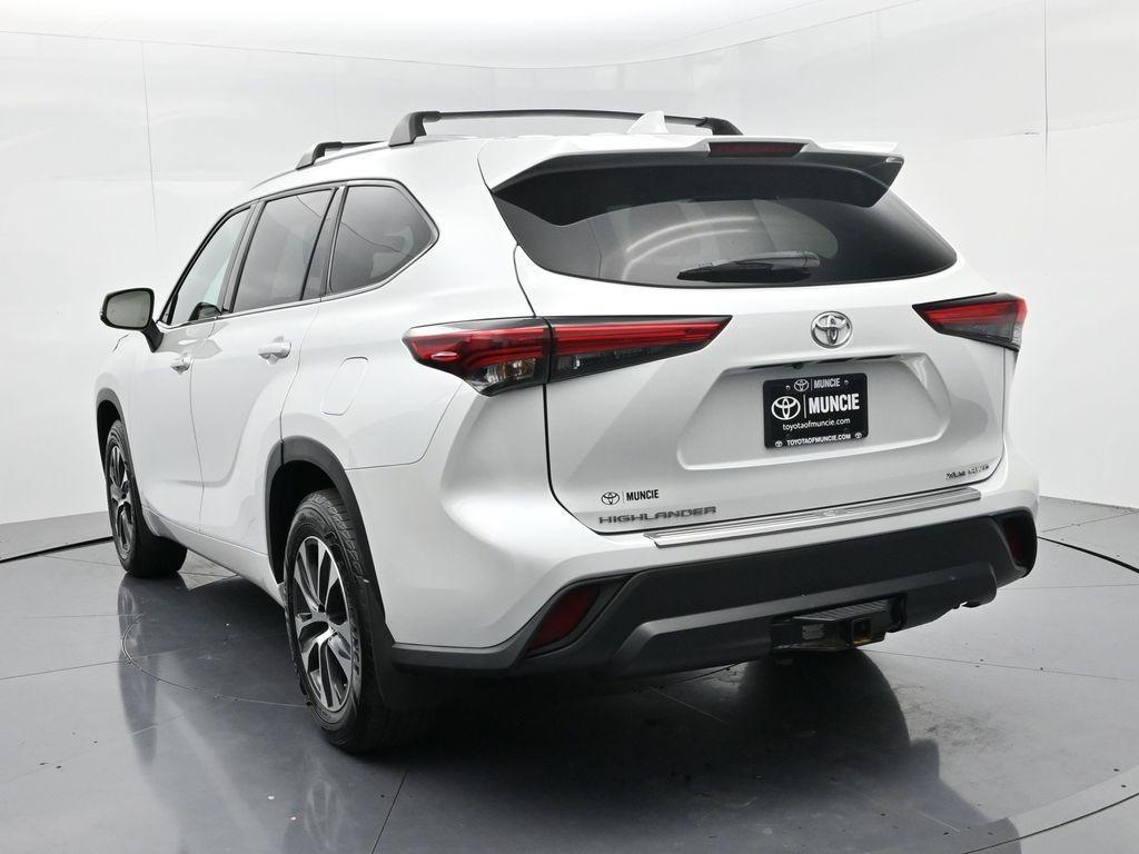 used 2022 Toyota Highlander car, priced at $33,907
