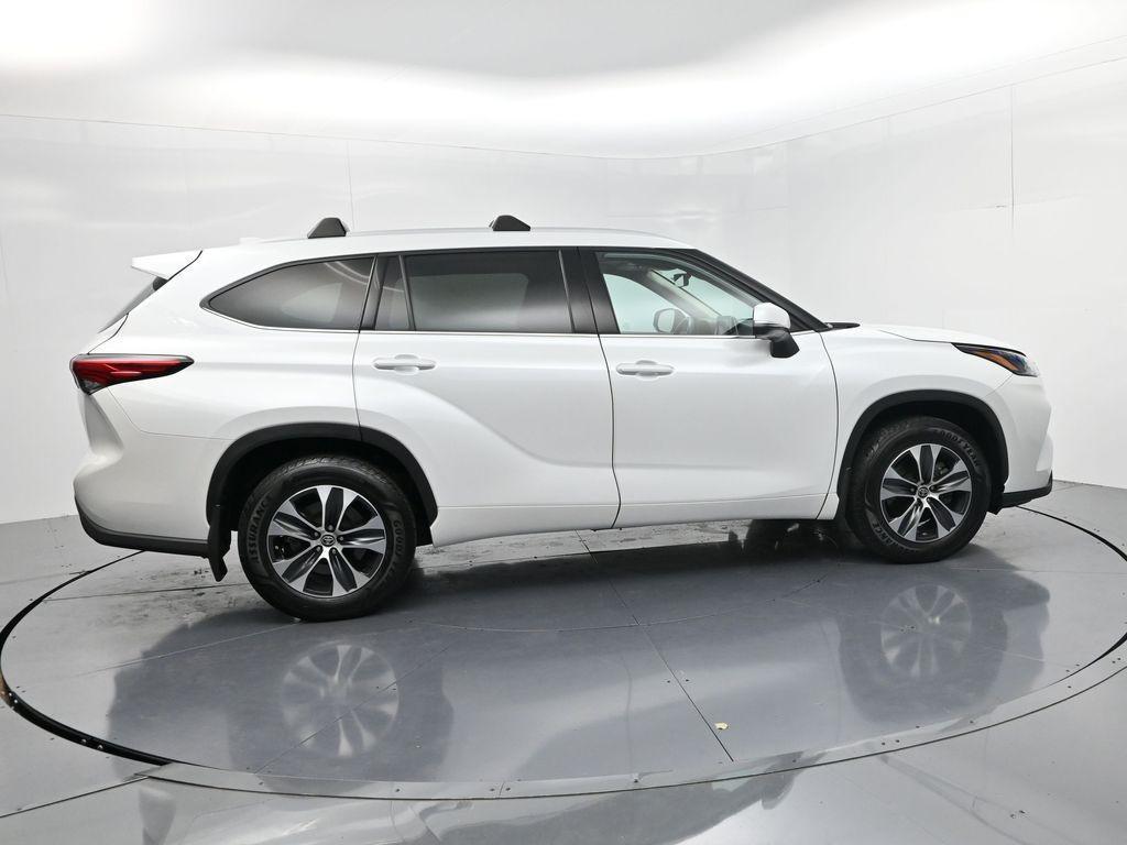used 2022 Toyota Highlander car, priced at $33,907