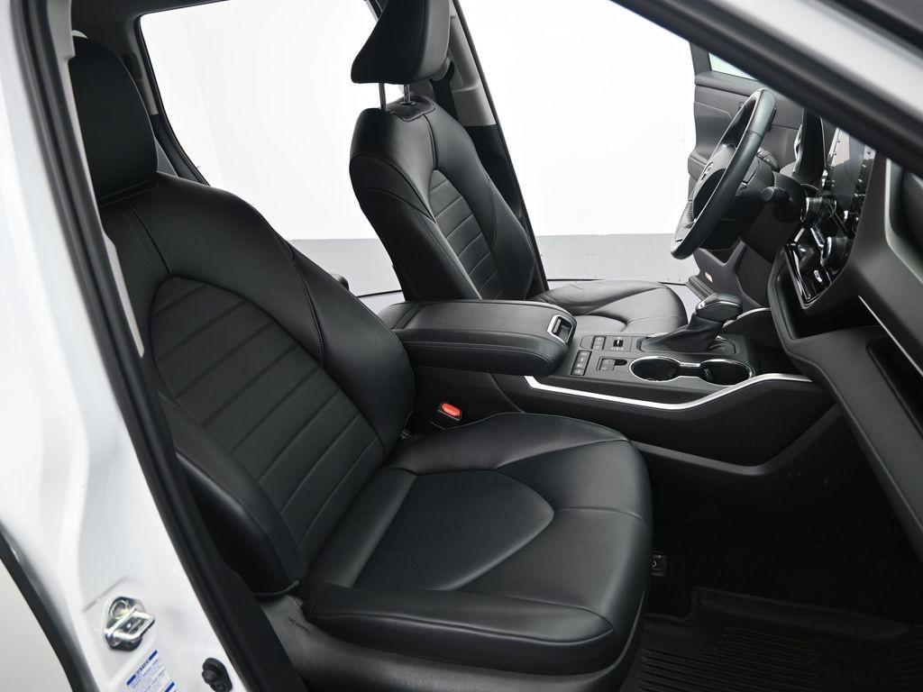 used 2022 Toyota Highlander car, priced at $33,907