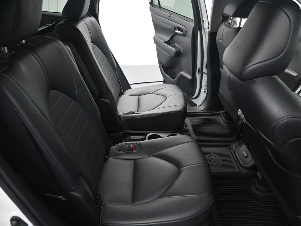 used 2022 Toyota Highlander car, priced at $33,907