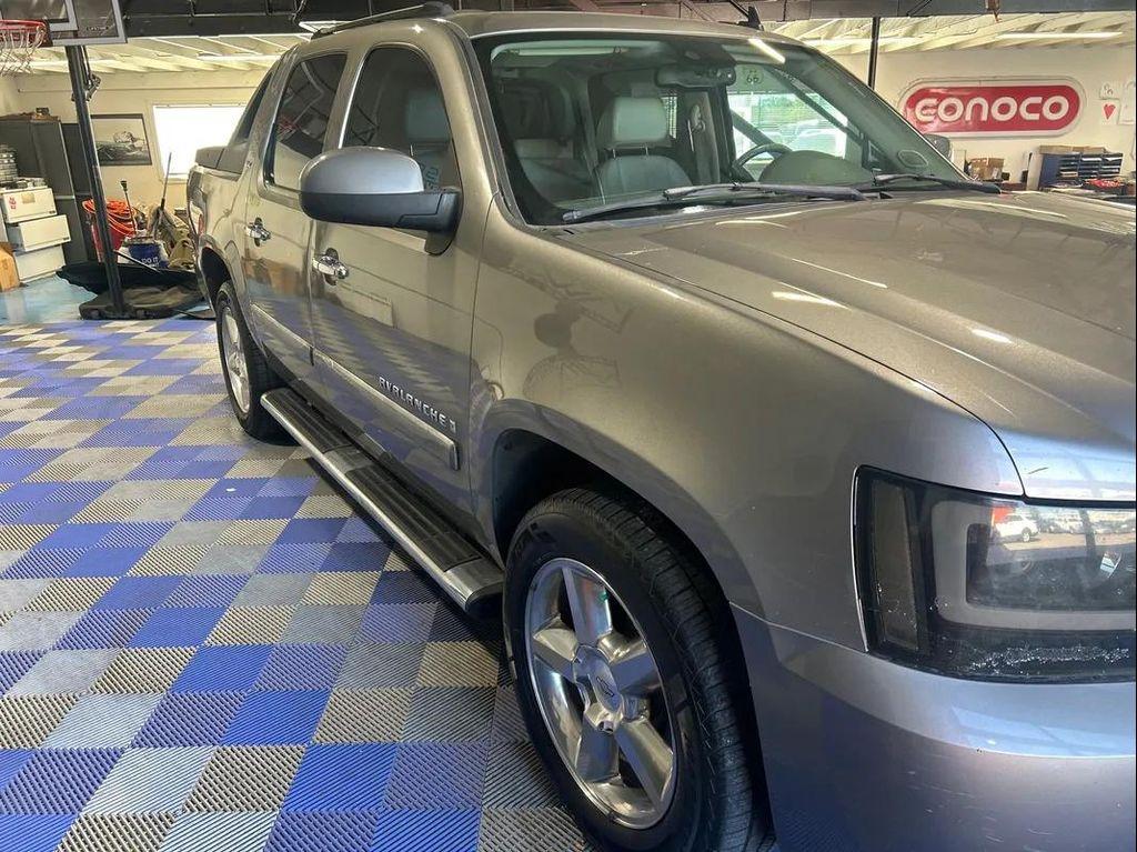 used 2007 Chevrolet Avalanche car, priced at $7,988