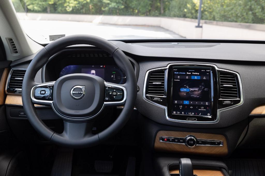 used 2023 Volvo XC90 Recharge Plug-In Hybrid car, priced at $48,000