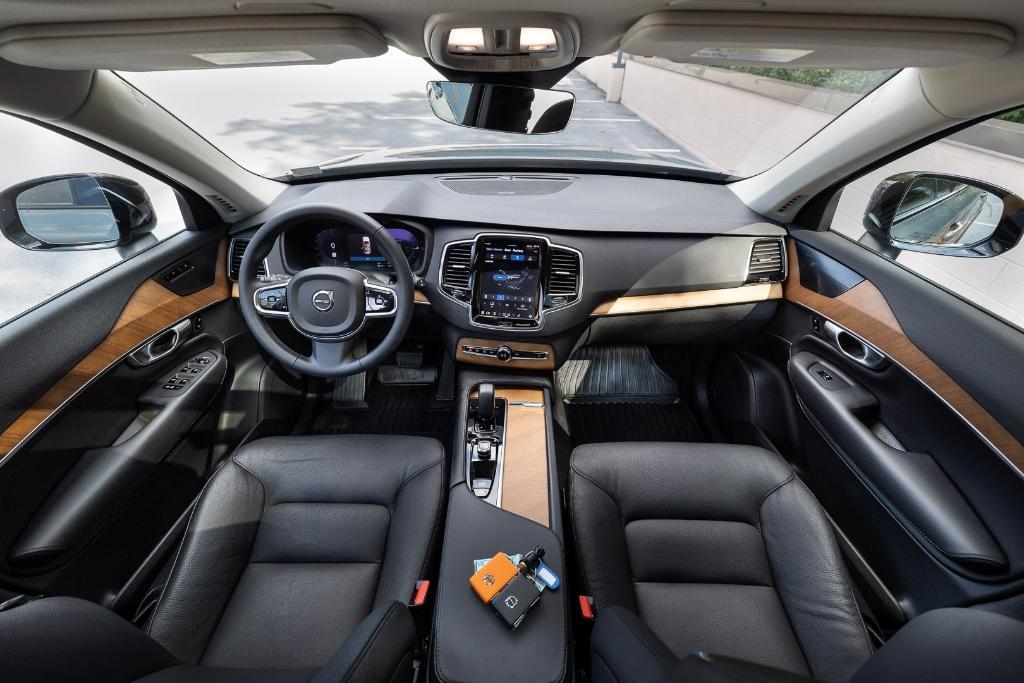 used 2023 Volvo XC90 Recharge Plug-In Hybrid car, priced at $48,000