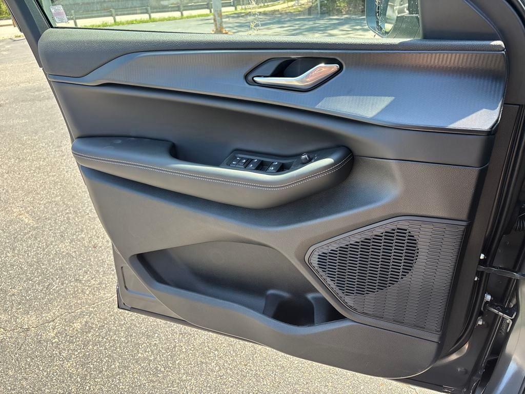 new 2025 Jeep Grand Cherokee car, priced at $35,390