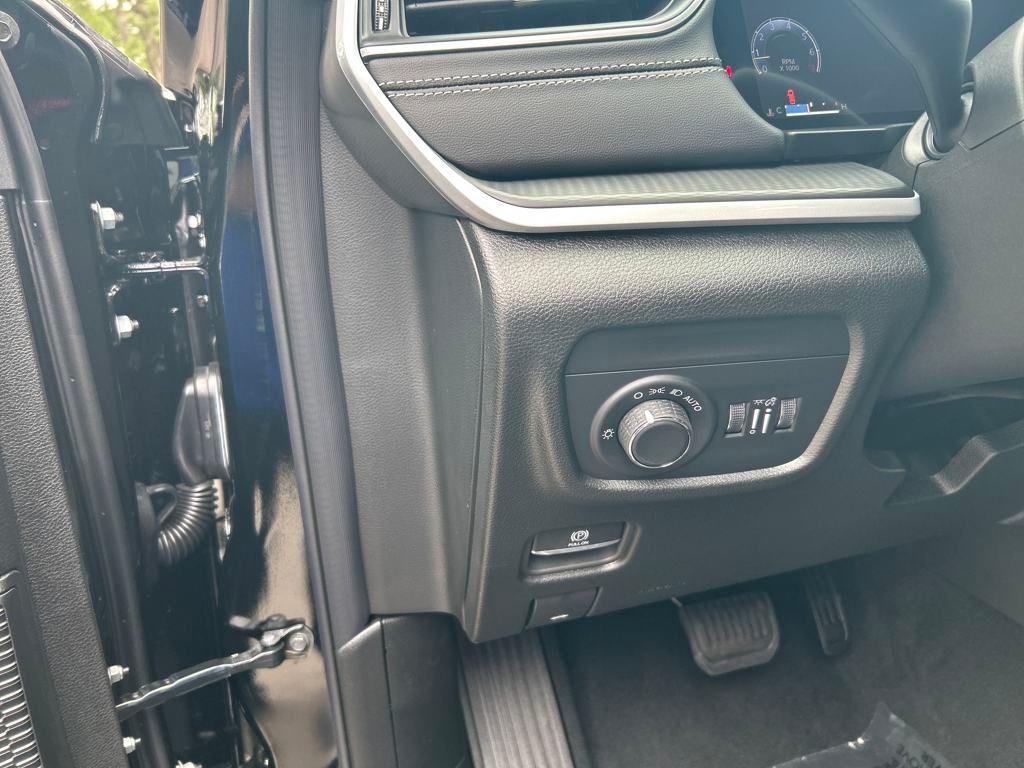 new 2025 Jeep Grand Cherokee car, priced at $43,060