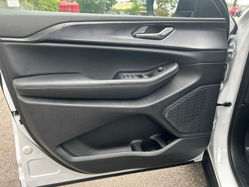 new 2025 Jeep Grand Cherokee car, priced at $35,820