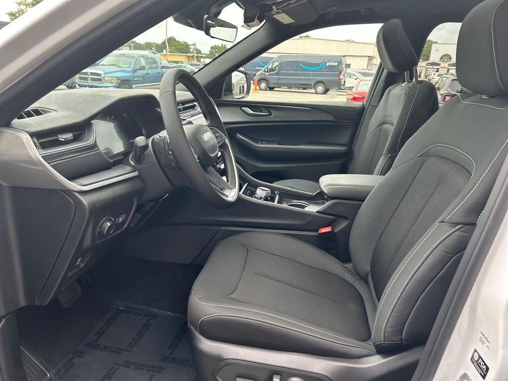 new 2025 Jeep Grand Cherokee car, priced at $35,820