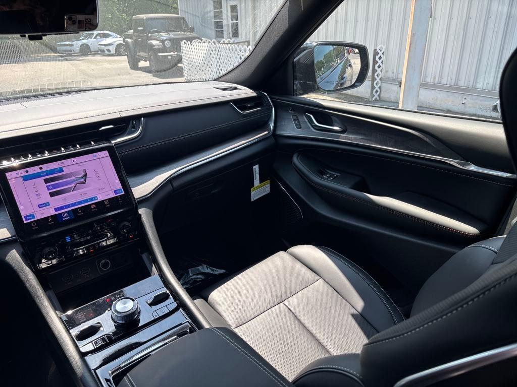 new 2025 Jeep Grand Cherokee car, priced at $59,168