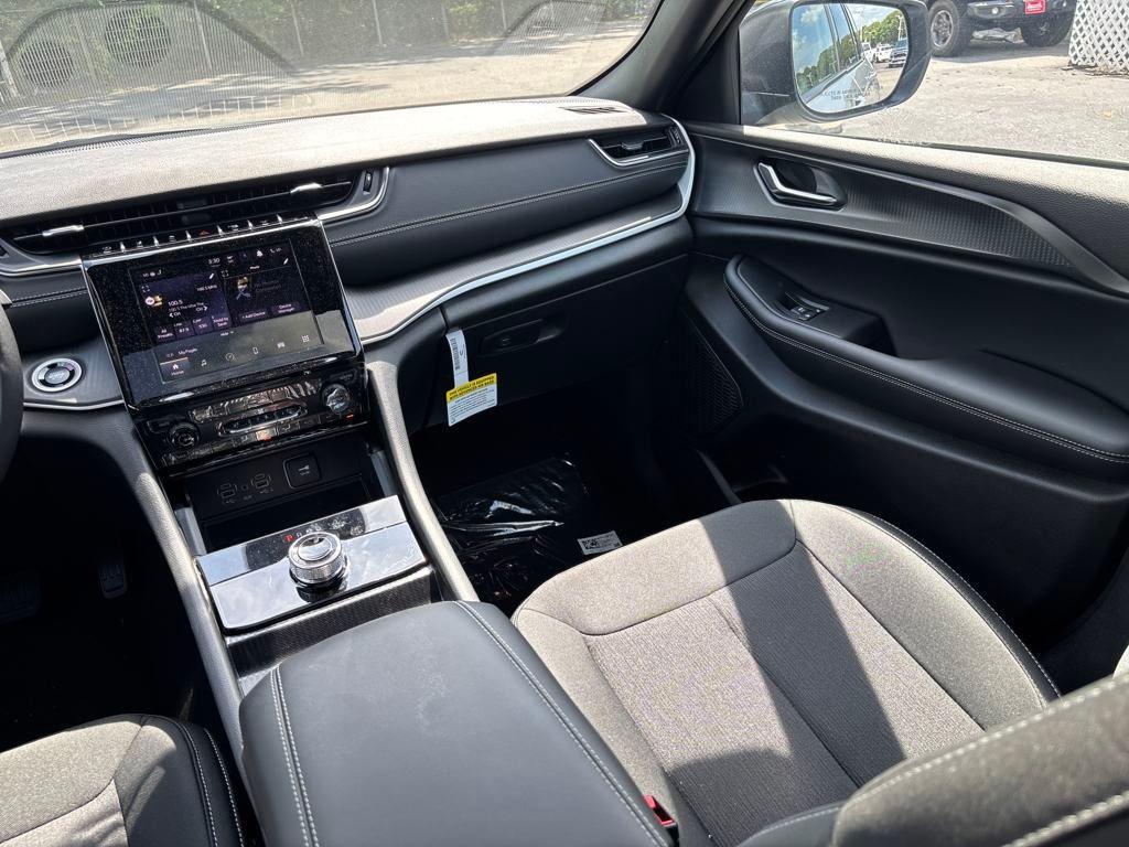 new 2025 Jeep Grand Cherokee car, priced at $37,614