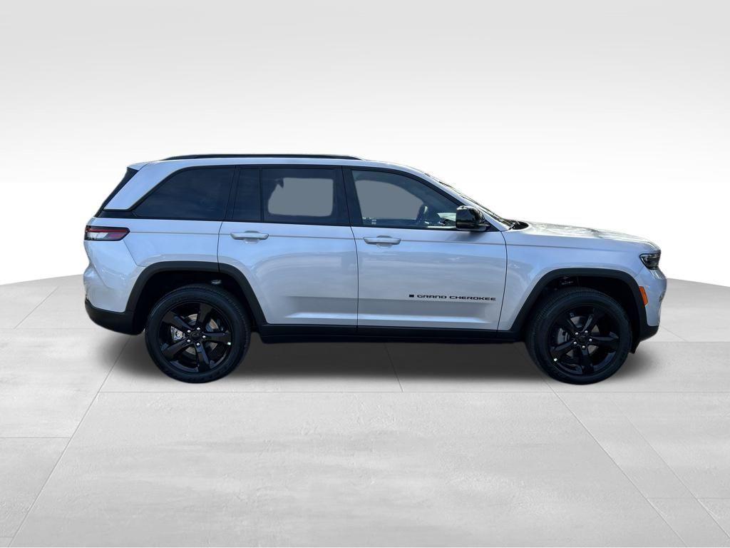 new 2025 Jeep Grand Cherokee car, priced at $37,740
