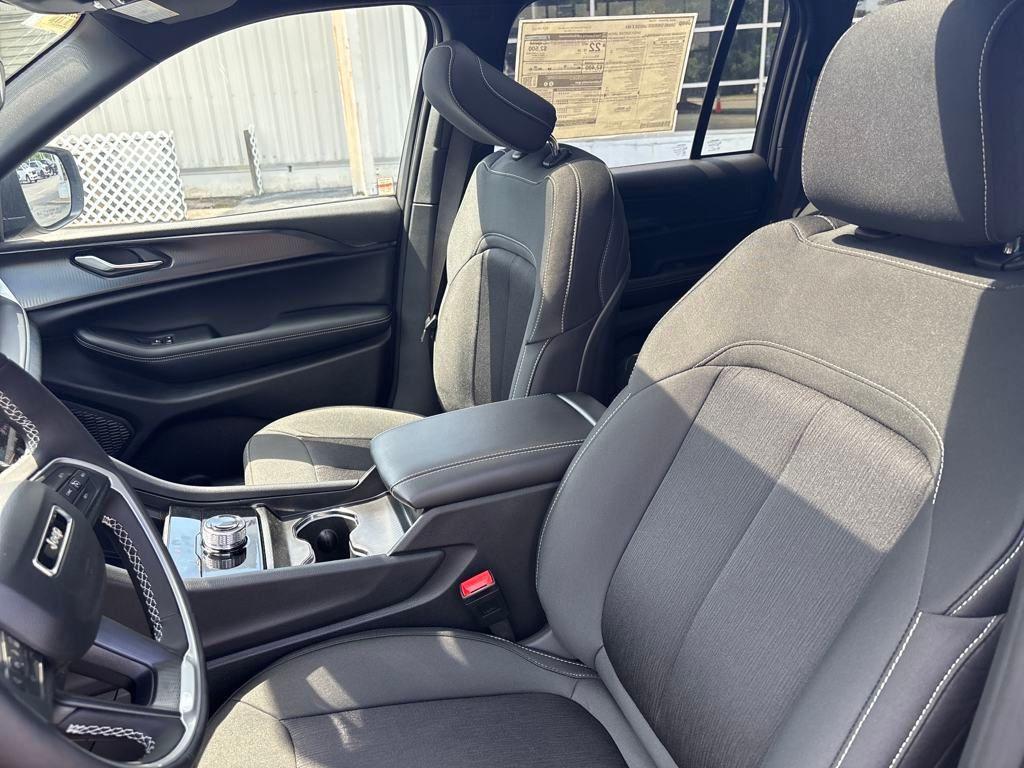 new 2025 Jeep Grand Cherokee car, priced at $38,967