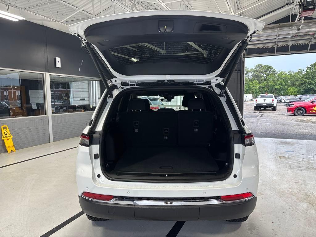 new 2025 Jeep Grand Cherokee car, priced at $37,656