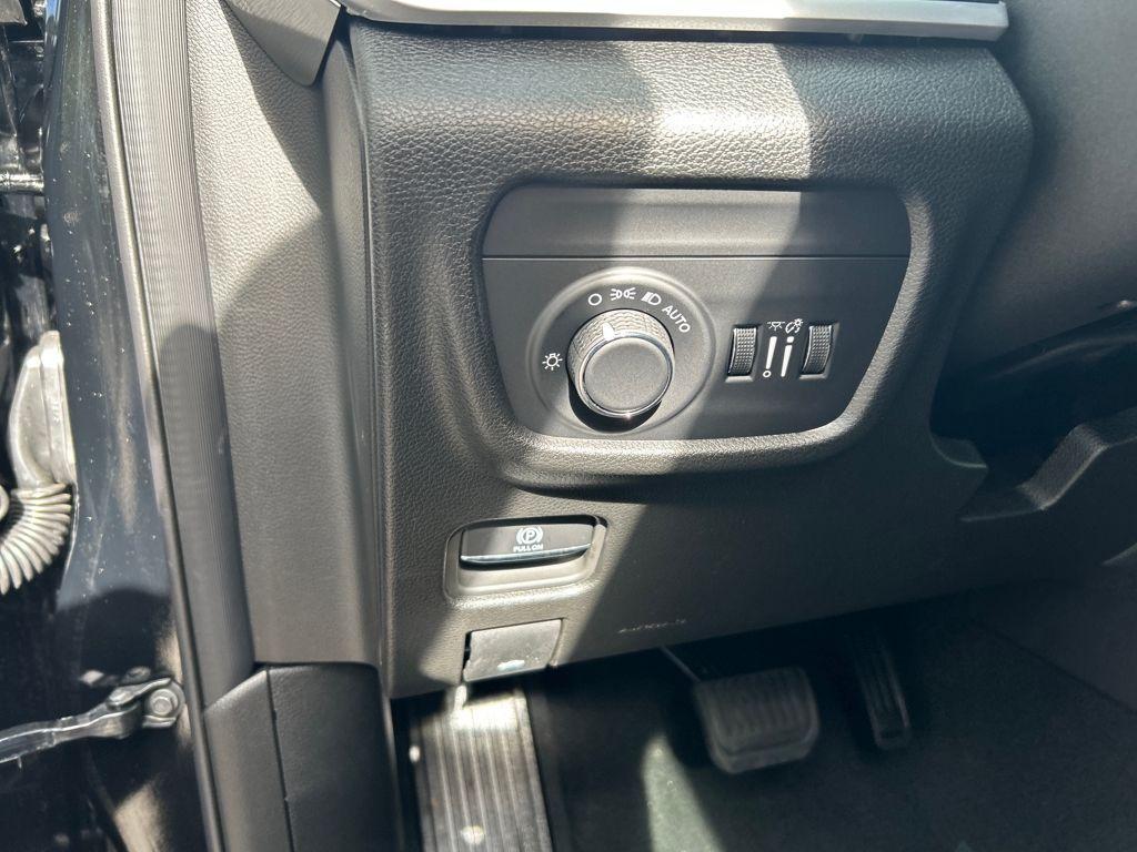 new 2025 Jeep Grand Cherokee car, priced at $37,740