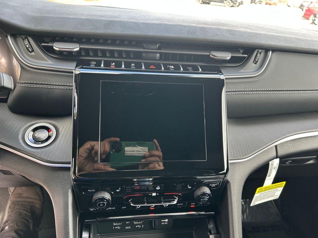 new 2025 Jeep Grand Cherokee car, priced at $37,740