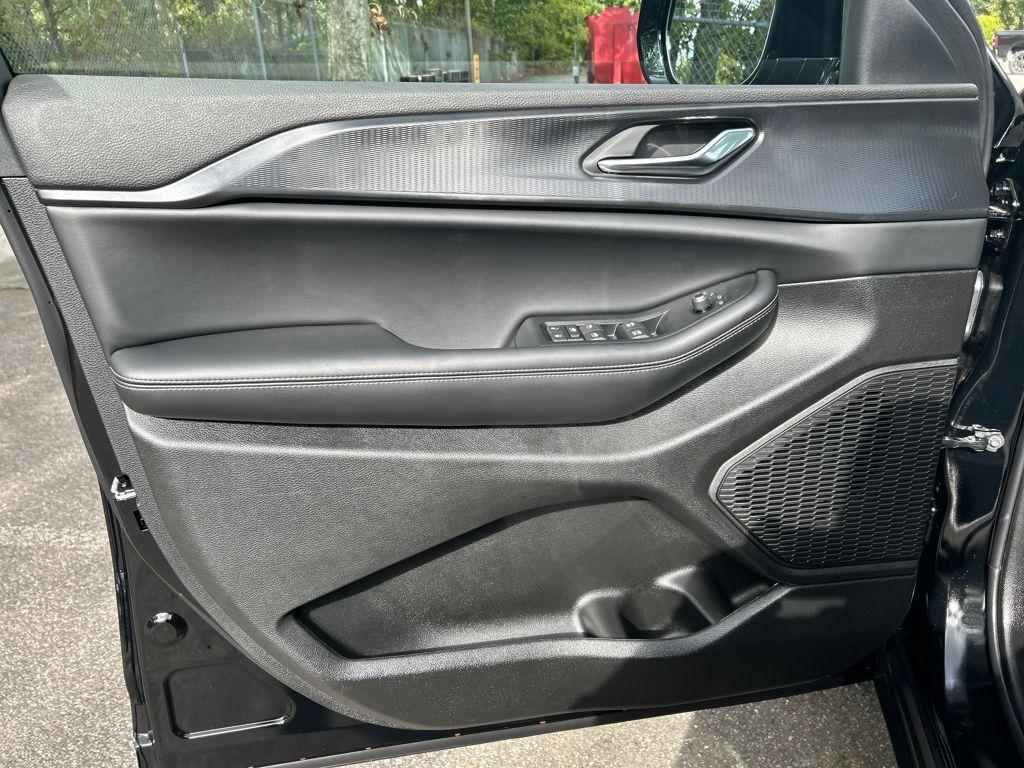 new 2025 Jeep Grand Cherokee car, priced at $37,740