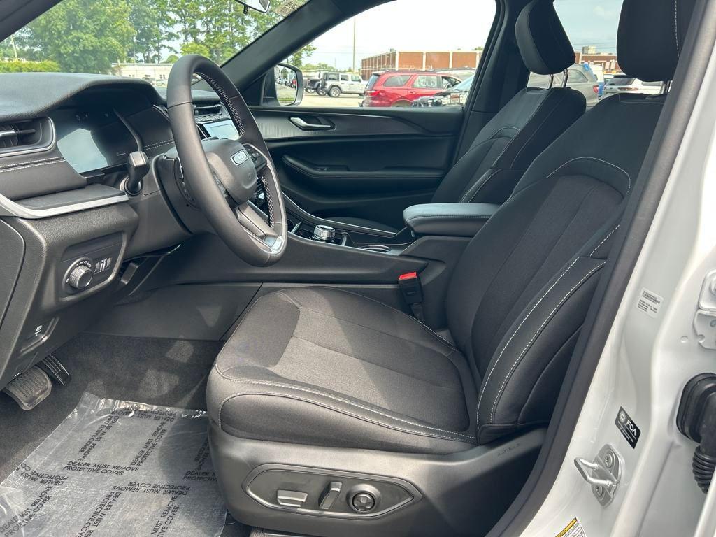 new 2025 Jeep Grand Cherokee car, priced at $35,146