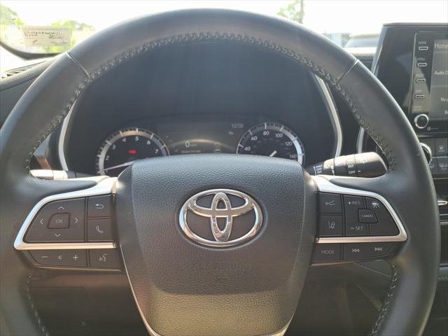 used 2022 Toyota Highlander car, priced at $37,900