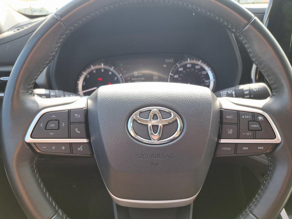 used 2023 Toyota Highlander car, priced at $35,900