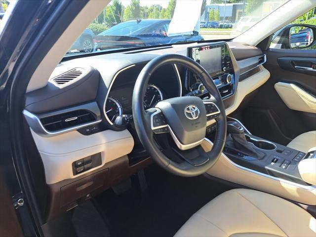 used 2022 Toyota Highlander car, priced at $37,700