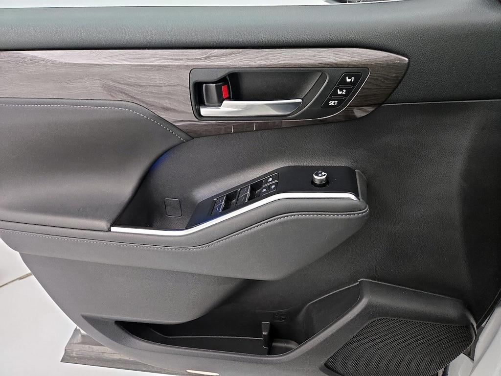 used 2022 Toyota Highlander car, priced at $47,998