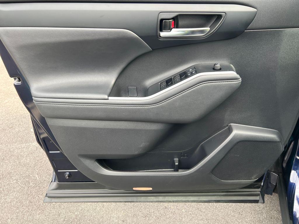 used 2021 Toyota Highlander Hybrid car, priced at $32,988