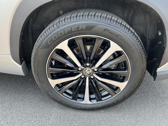 used 2021 Toyota Highlander car, priced at $33,788
