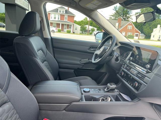 new 2025 Nissan Pathfinder car, priced at $38,002