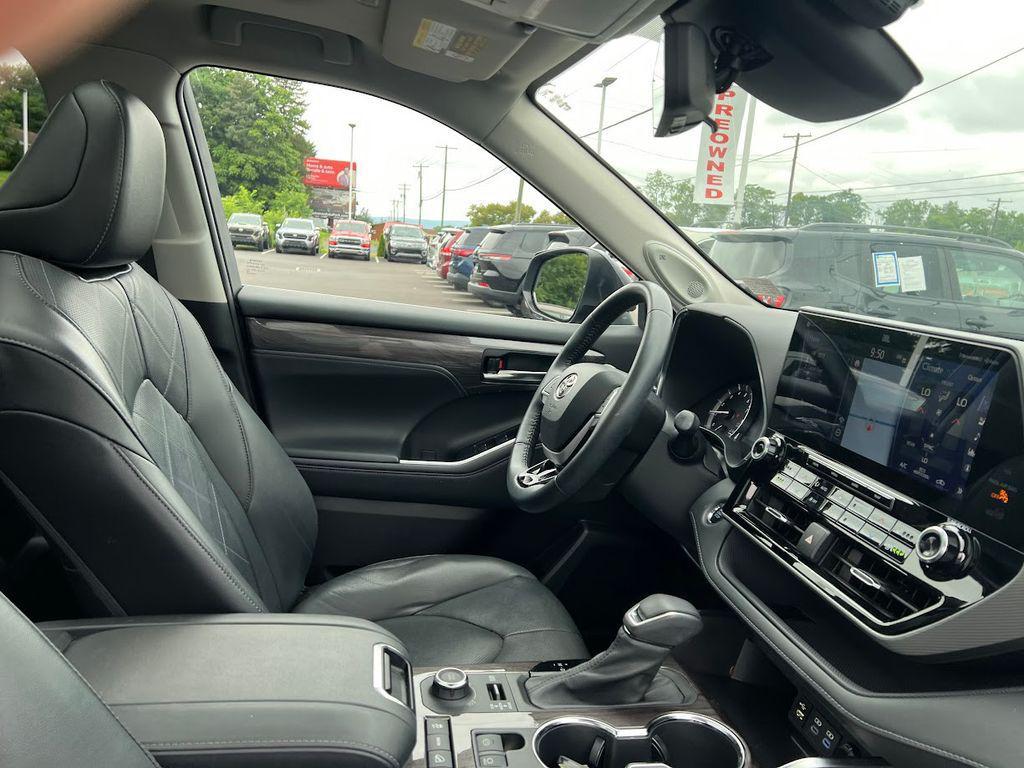 used 2022 Toyota Highlander car, priced at $39,788