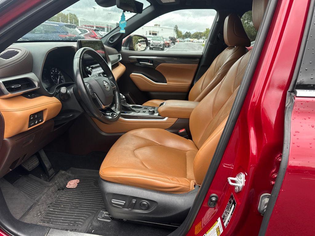 used 2021 Toyota Highlander car, priced at $35,988