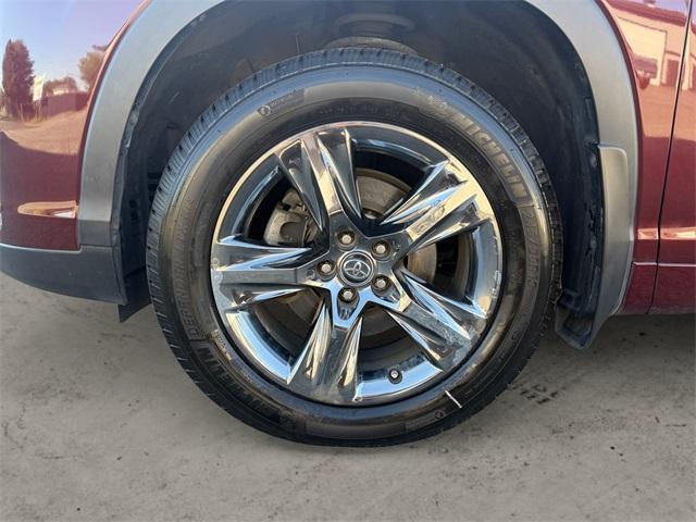 used 2019 Toyota Highlander car, priced at $27,518