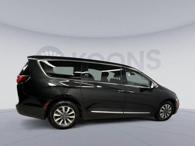 used 2023 Chrysler Pacifica Hybrid car, priced at $28,000