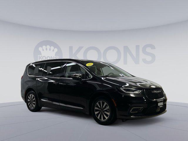 used 2023 Chrysler Pacifica Hybrid car, priced at $28,000