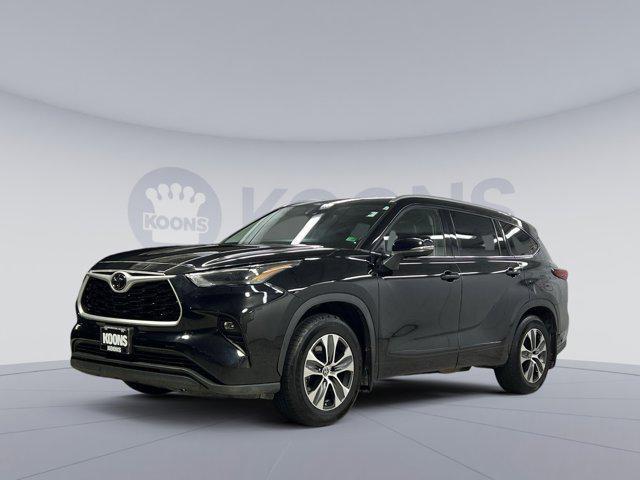used 2022 Toyota Highlander car, priced at $32,300