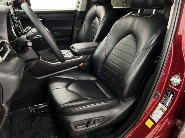 used 2022 Toyota Highlander car, priced at $31,300