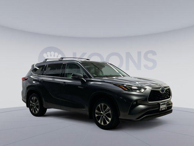used 2021 Toyota Highlander Hybrid car, priced at $32,500