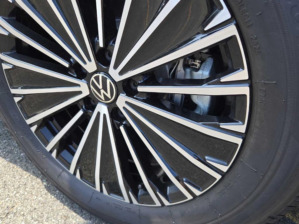 new 2025 Volkswagen Tiguan car, priced at $31,587