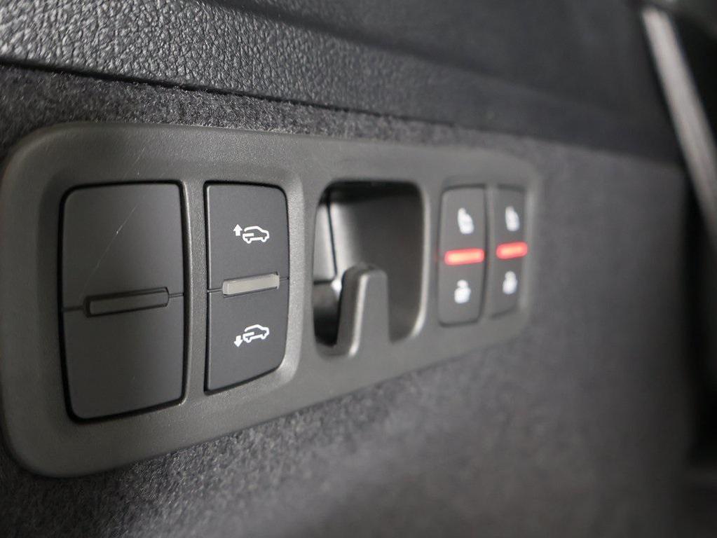 new 2025 Audi Q7 car, priced at $76,480