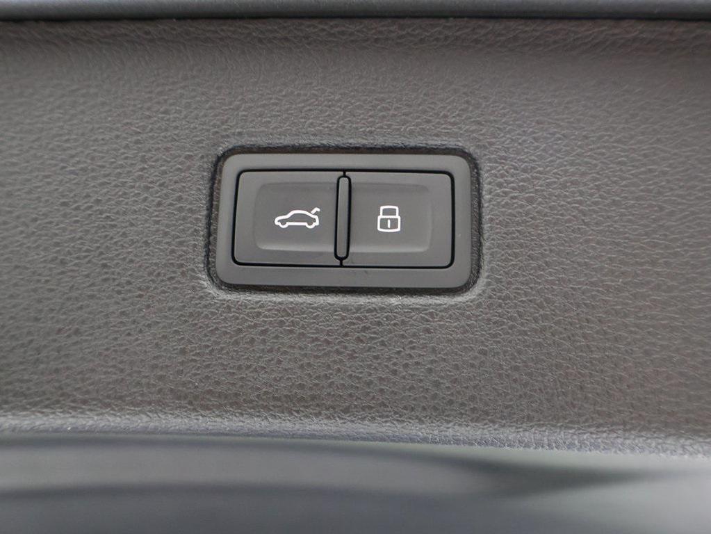 new 2025 Audi Q7 car, priced at $76,480