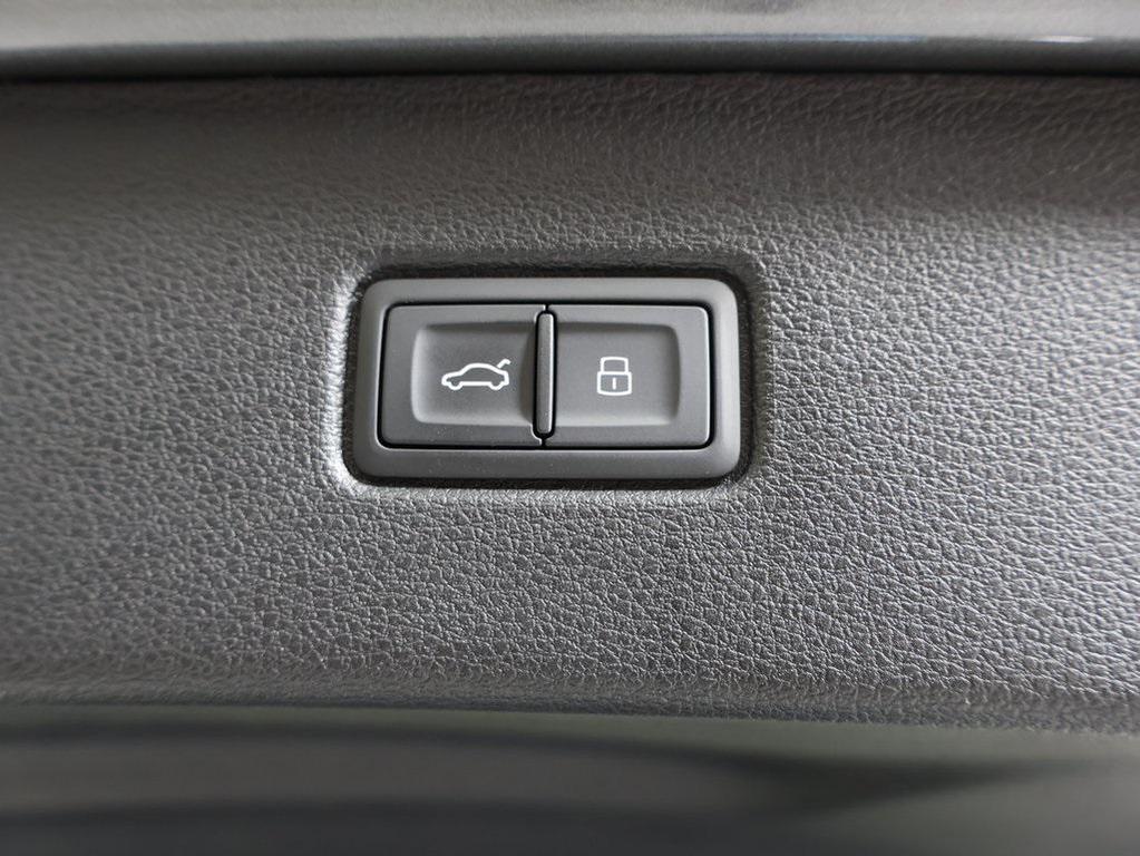 new 2025 Audi Q7 car, priced at $76,480