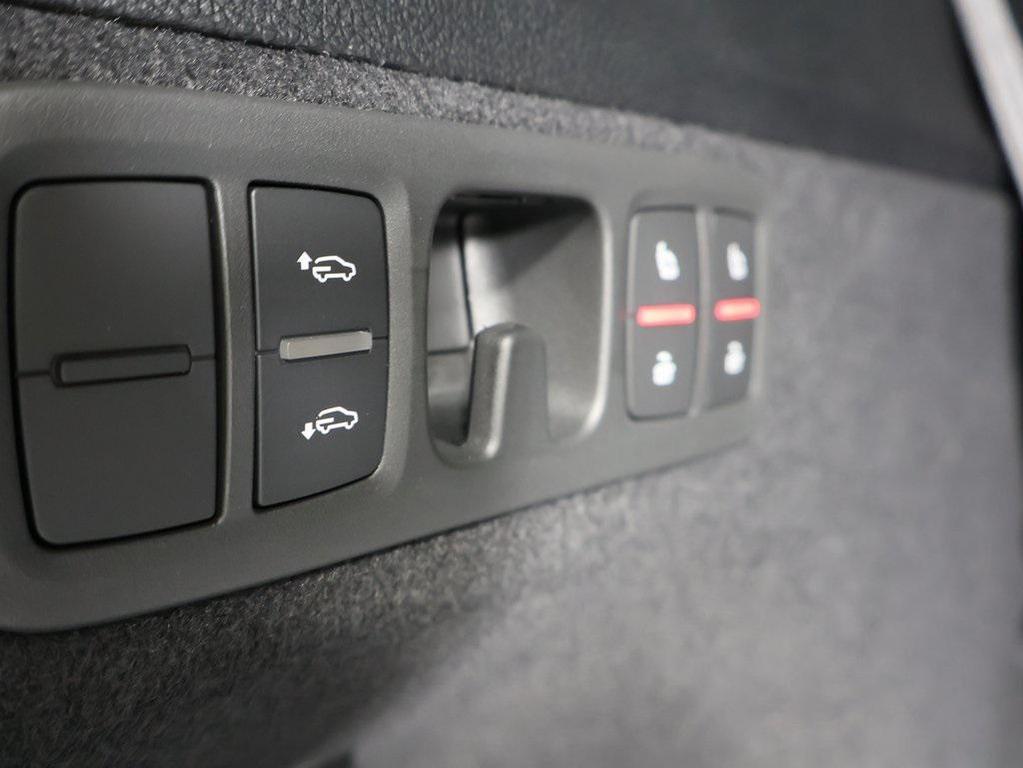 new 2025 Audi Q7 car, priced at $76,480